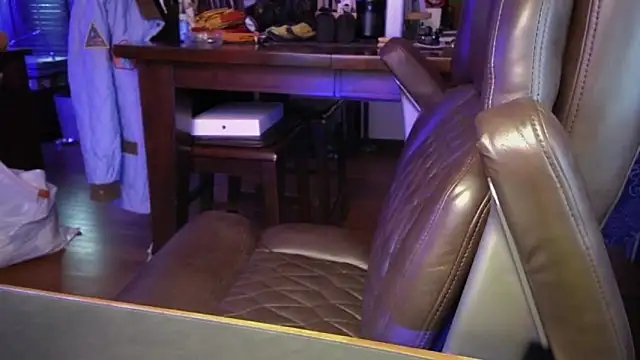 Snapshot of Briefs_bud chatting on 11.12.25 Briefs bud online show from 11.12.25