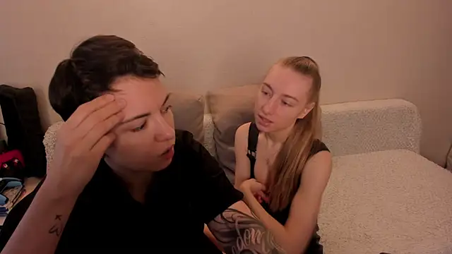 Snapshot of secret_dreams__ chatting on 02.04.25 secret dreams online show from 02.04.25