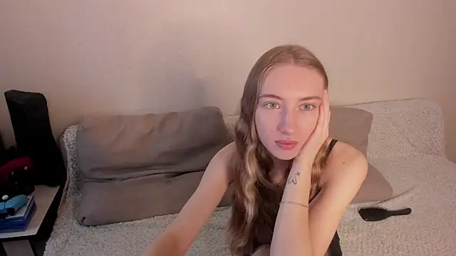 Snapshot of secret_dreams__ chatting on 02.10.25 secret dreams online show from 02.10.25