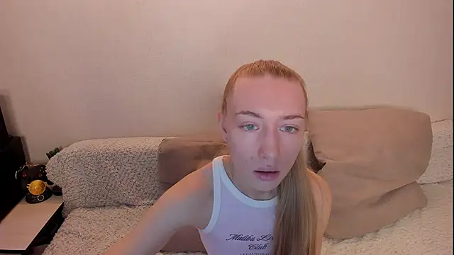 Snapshot of secret_dreams__ chatting on 11.18.25 secret dreams online show from 11.18.25