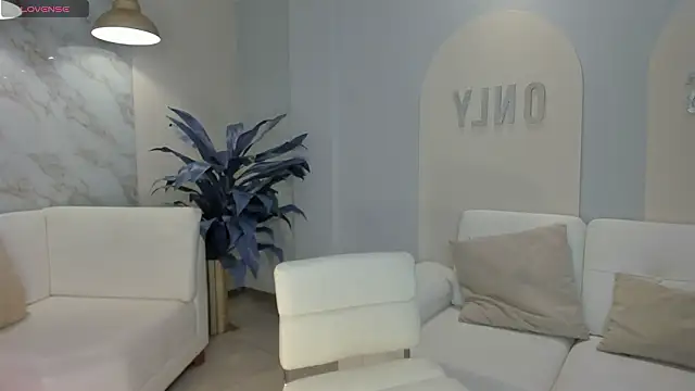 NiaHolland online show from 02.15.26