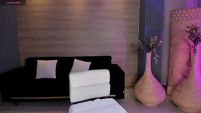 NiaHolland online show from 05.11.26