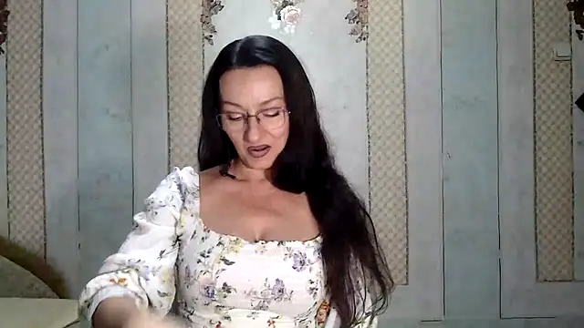 Snapshot of Antralyn chatting on 11.28.25 Antralyn online show from 11.28.25