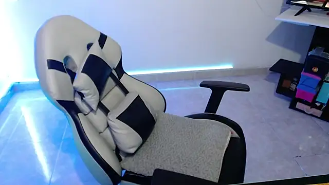 Snapshot of sebastian_horny chatting on 09.10.25 sebastian horny online show from 09.10.25