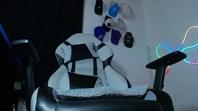 Snapshot of sebastian_horny chatting on 11.27.25 sebastian horny online show from 11.27.25