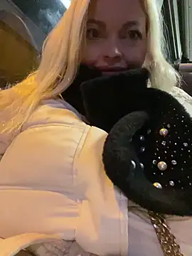 Snapshot of Lisavontease chatting on 02.01.25 Lisavontease online show from 02.01.25