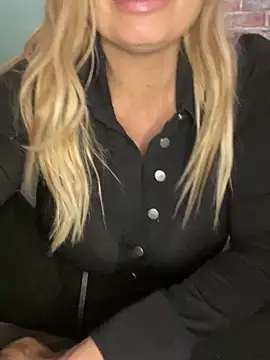 Snapshot of Lisavontease chatting on 12.05.25 Lisavontease online show from 12.05.25