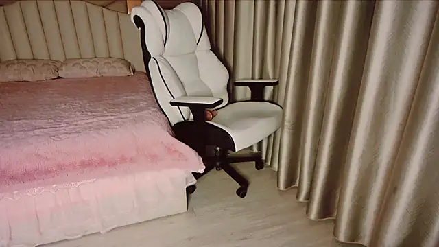 Snapshot of Girl__Funny chatting on 12.28.24 Girl  Funny online show from 12.28.24