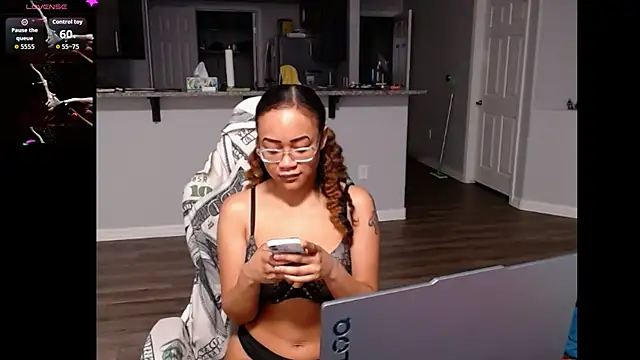 Snapshot of RylHoneyy chatting on 06.14.26 RylHoneyy online show from 06.14.26