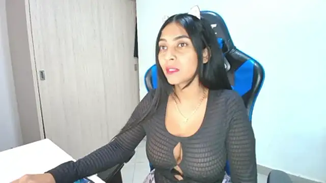 Snapshot of sophiax-x chatting on 11.22.25 sophiax-x online show from 11.22.25