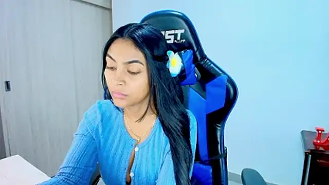 Snapshot of sophiax-x chatting on 12.18.25 sophiax-x online show from 12.18.25