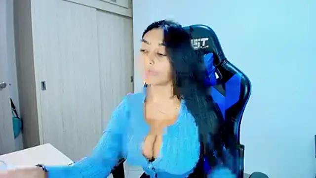 Snapshot of sophiax-x chatting on 12.19.25 sophiax-x online show from 12.19.25