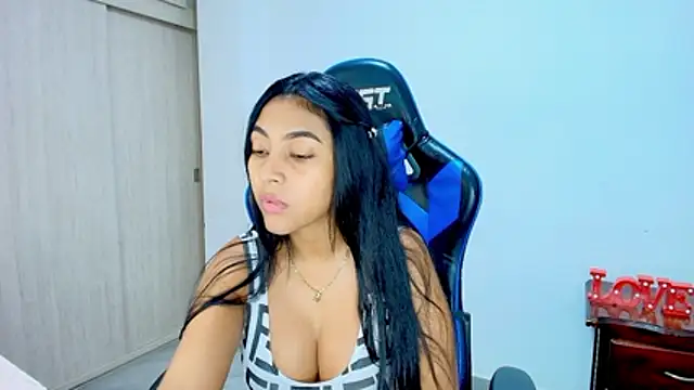 Snapshot of sophiax-x chatting on 12.20.25 sophiax-x online show from 12.20.25