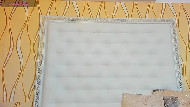 Snapshot of karissia chatting on 03.04.25 karissia online show from 03.04.25