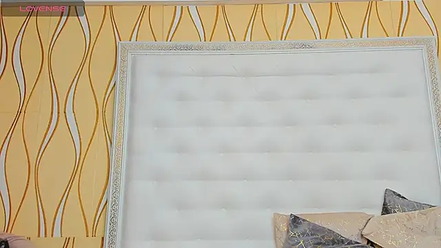 Snapshot of karissia chatting on 03.13.25 karissia online show from 03.13.25