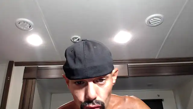 Snapshot of ThickD2C chatting on 10.02.25 ThickD2C online show from 10.02.25