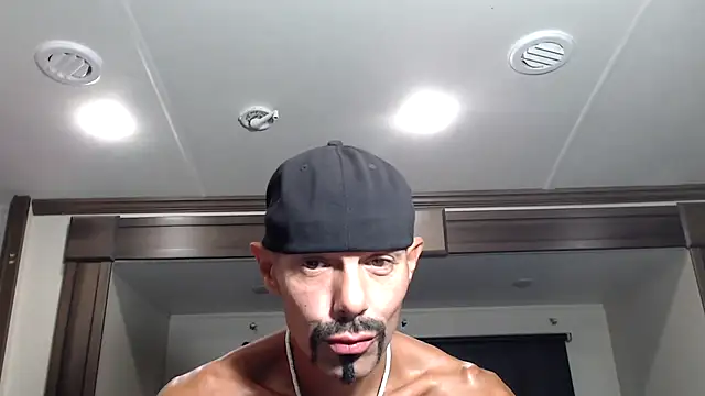 Snapshot of ThickD2C chatting on 10.31.25 ThickD2C online show from 10.31.25