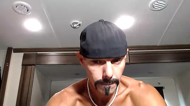 Snapshot of ThickD2C chatting on 11.03.25 ThickD2C online show from 11.03.25