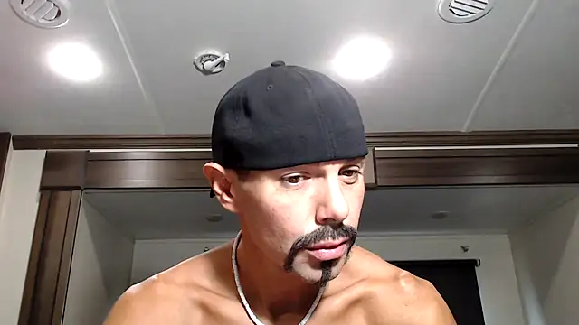 Snapshot of ThickD2C chatting on 11.23.25 ThickD2C online show from 11.23.25