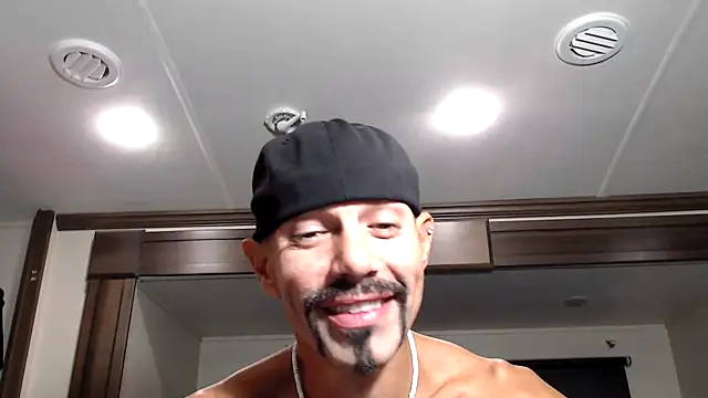 Snapshot of ThickD2C chatting on 11.26.25 ThickD2C online show from 11.26.25