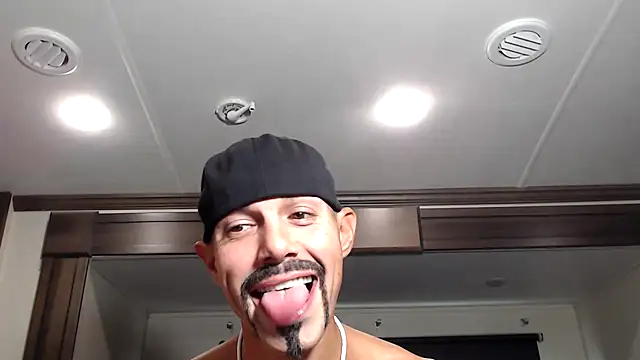 Snapshot of ThickD2C chatting on 12.01.25 ThickD2C online show from 12.01.25