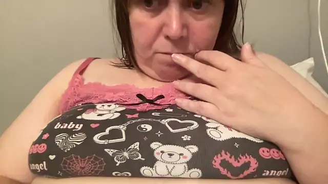 Snapshot of ParisNova chatting on 12.17.25 ParisNova online show from 12.17.25