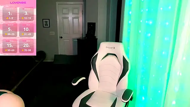 Snapshot of britteebee chatting on 10.26.25 britteebee online show from 10.26.25