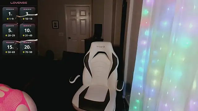 Snapshot of britteebee chatting on 11.25.25 britteebee online show from 11.25.25