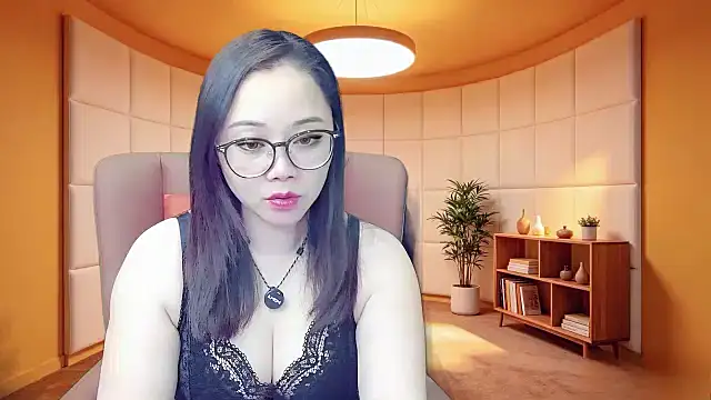 Snapshot of Giuliam chatting on 04.19.26 Giuliam online show from 04.19.26