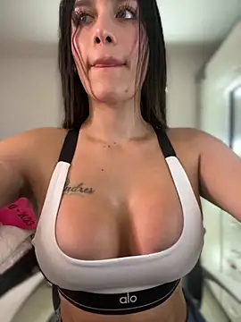 Snapshot of Emmily_19 chatting on 11.11.25 Emmily 19 online show from 11.11.25