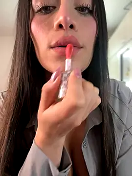 Snapshot of Emmily_19 chatting on 11.18.25 Emmily 19 online show from 11.18.25