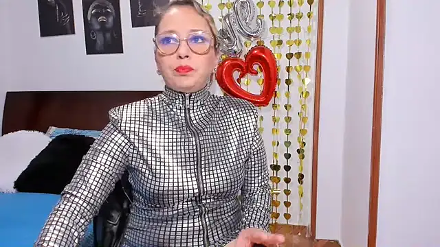 taylorhot70 online show from 06.12.26
