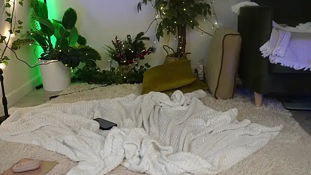 Snapshot of ScarletBlaze chatting on 12.19.24 ScarletBlaze online show from 12.19.24