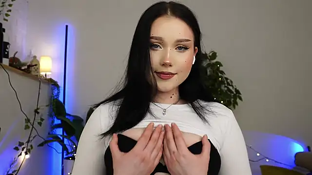 Snapshot of ScarletBlaze chatting on 02.22.25 ScarletBlaze online show from 02.22.25