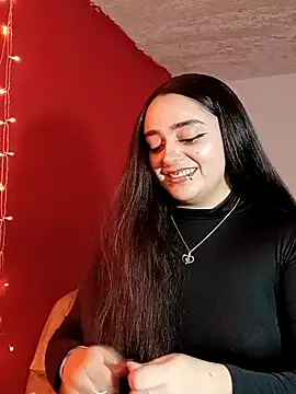 Snapshot of IvonneT chatting on 09.28.25 IvonneT online show from 09.28.25