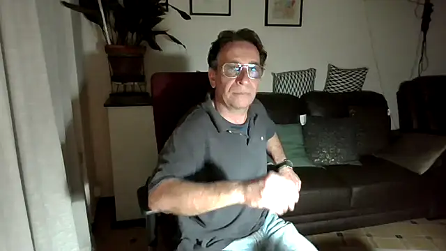 Snapshot of HETEREOMAN chatting on 10.18.25 HETEREOMAN online show from 10.18.25