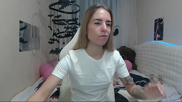 Snapshot of DeboraHorny chatting on 10.20.25 DeboraHorny online show from 10.20.25