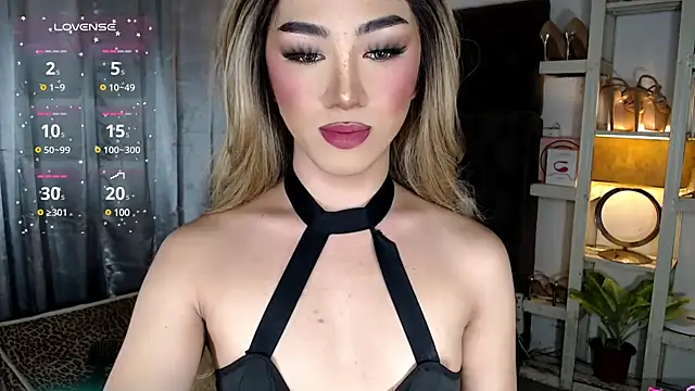 Snapshot of Local_Hoelyx chatting on 12.04.24 Local Hoelyx online show from 12.04.24