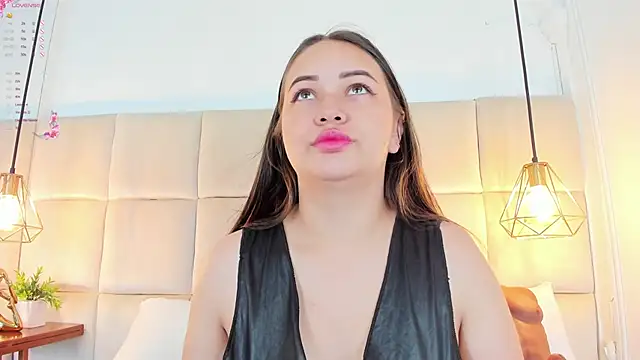 Snapshot of AnaisClark chatting on 12.18.24 AnaisClark online show from 12.18.24