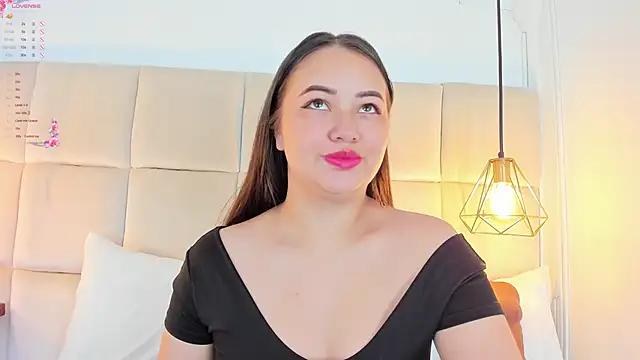 Snapshot of AnaisClark chatting on 12.19.24 AnaisClark online show from 12.19.24