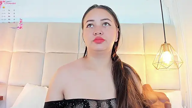 Snapshot of AnaisClark chatting on 02.04.25 AnaisClark online show from 02.04.25