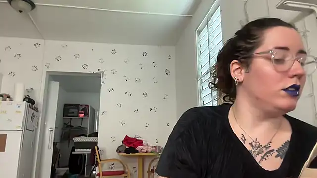 Snapshot of poppergirl69 chatting on 09.16.25 poppergirl69 online show from 09.16.25