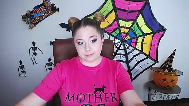 Snapshot of JessikaDaniel chatting on 10.28.25 JessikaDaniel online show from 10.28.25