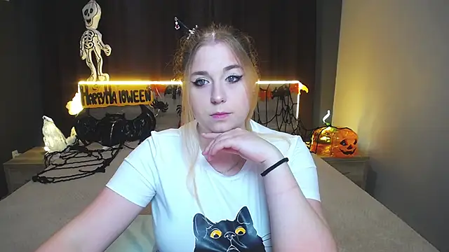 Snapshot of JessikaDaniel chatting on 10.29.25 JessikaDaniel online show from 10.29.25