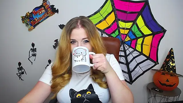 Snapshot of JessikaDaniel chatting on 10.31.25 JessikaDaniel online show from 10.31.25