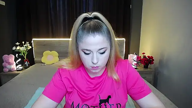 Snapshot of JessikaDaniel chatting on 11.18.25 JessikaDaniel online show from 11.18.25