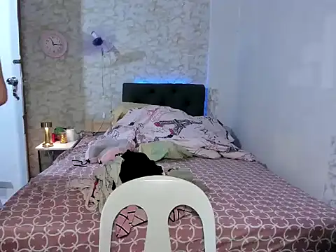 Snapshot of Hebefemme chatting on 11.18.25 Hebefemme online show from 11.18.25