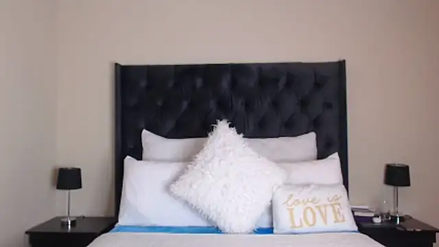 Snapshot of Sexynaughty_Gal chatting on 11.08.25 Sexynaughty Gal online show from 11.08.25