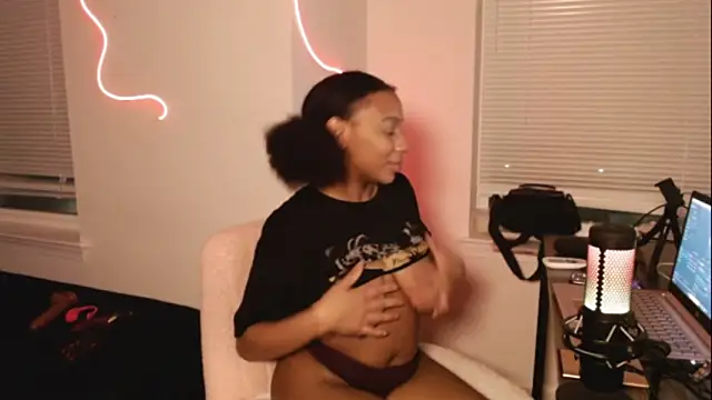 EatSweetMolly online show from 02.07.25