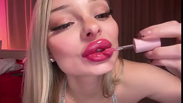 Snapshot of HannaXLove chatting on 11.17.25 HannaXLove online show from 11.17.25